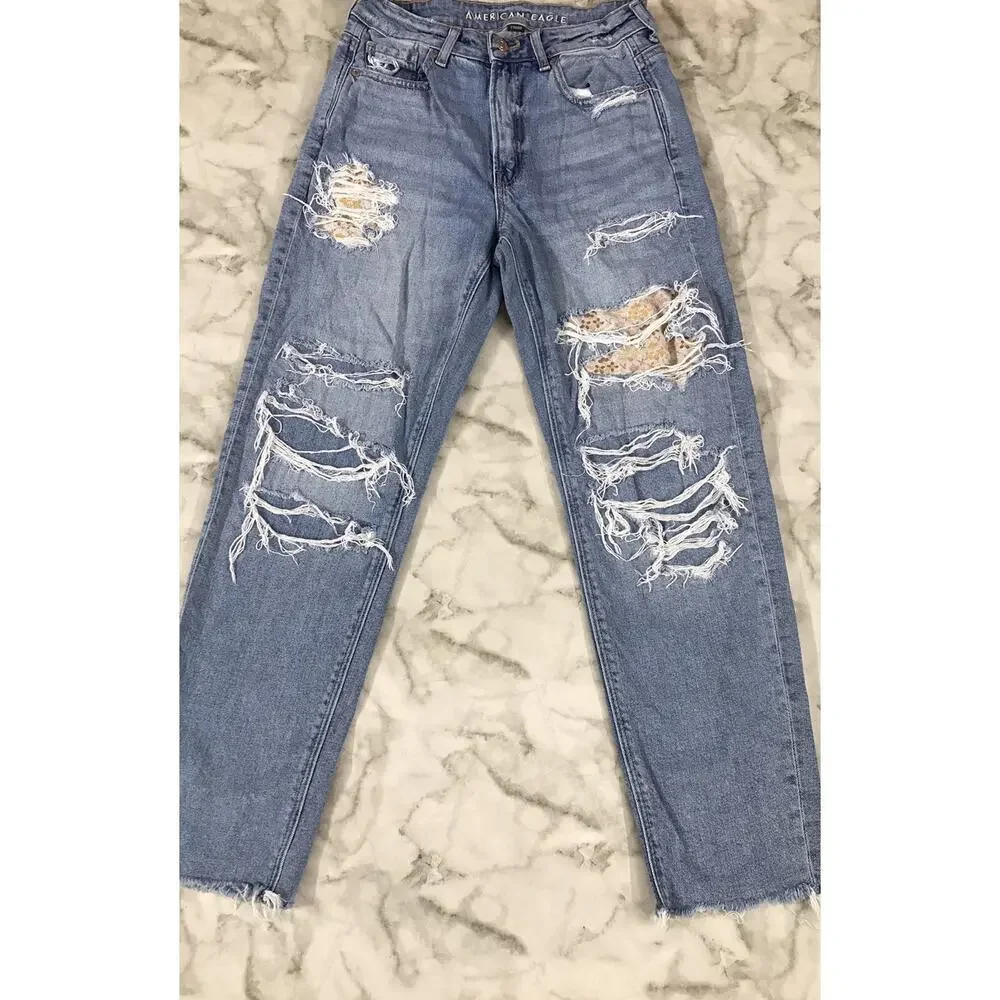 Amerian Eagle High Waisted Mom Strigid Floral Patchwork Jeans 4 regular Distres